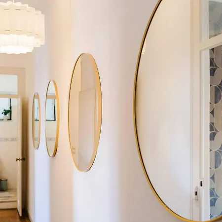 Апартаменты Luxurious 4-Bedroom Apartment *