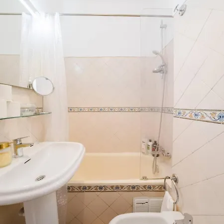 Apartment Luxurious 4-Bedroom Apartment Lisbon